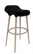Tabouret haut Canche, assise garnie noire, pi&eacute;tement bois et repose-pieds m&eacute;tal, vue de trois-quarts