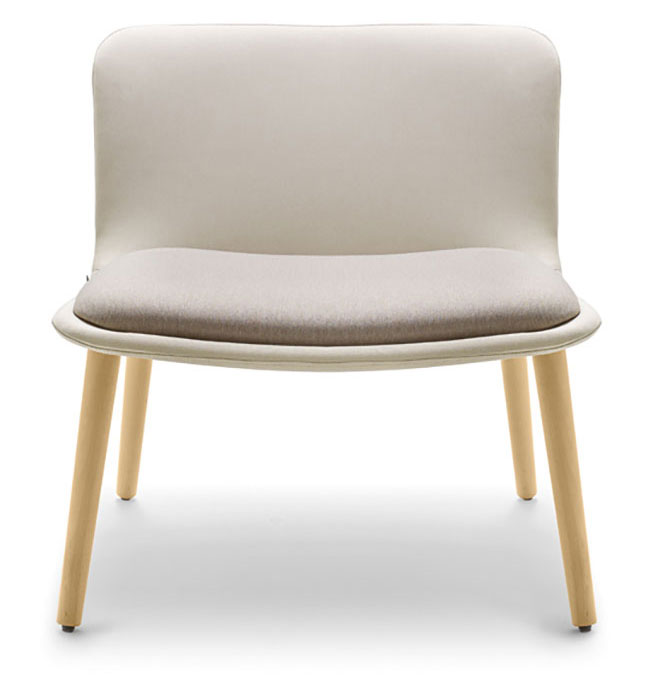 Fauteuil lounge Dolent, assise beige et piétement bois, vue de face
