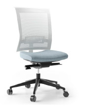 Si&egrave;ge de bureau Dusia, dossier r&eacute;sille blanc et assise bleue, pi&eacute;tement noir, vue de trois quarts
