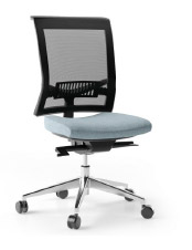Si&egrave;ge de bureau Dusia, dossier r&eacute;sille noir et assise bleue, pi&eacute;tement aluminium, vue de profil