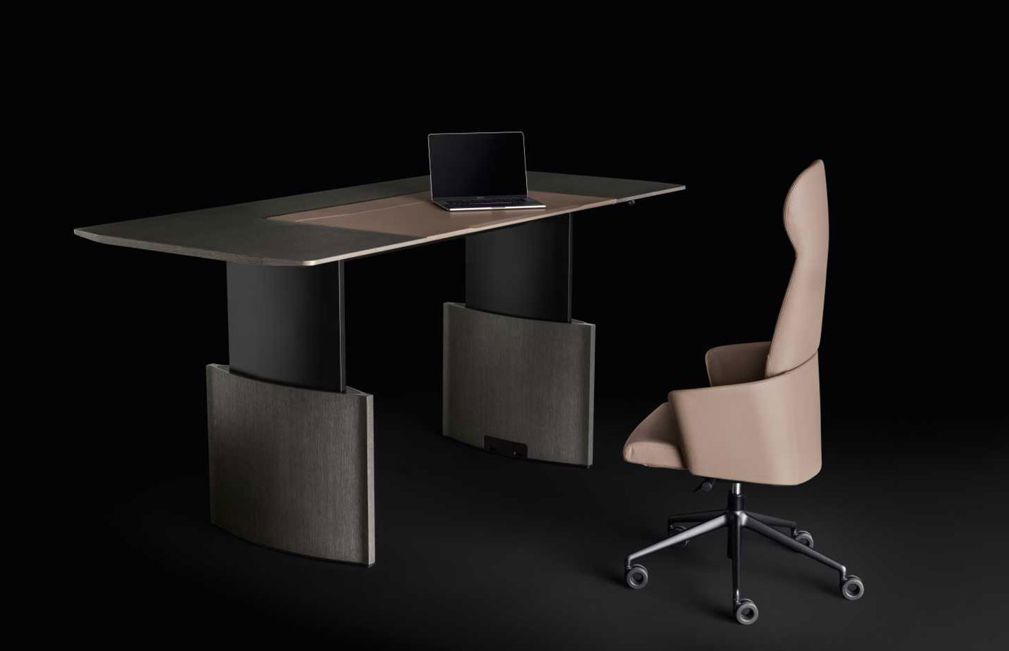 Bureau de direction Gorzano avec fauteuil sur fond noir, vue de trois quarts