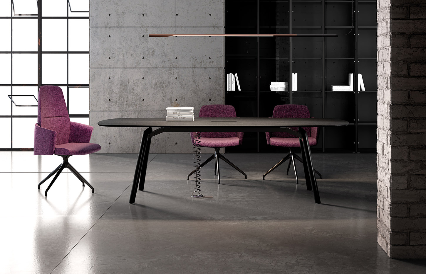 Table Longo entourée de fauteuils prune dans un espace au style industriel