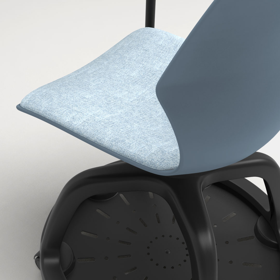 Détail de l'assise du fauteuil Milondo : coque bleue, galette bleu clair et piétement noir