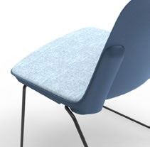 D&eacute;tail de l'assise de la chaise visiteur Minho : coque bleue, galette bleu clair, pi&eacute;tement luge