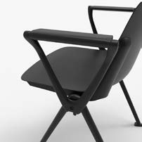 D&eacute;tail de l'accoudoir ferm&eacute; aluminium noir de la chaise Minho Meet