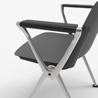 D&eacute;tail de l'accoudoir ferm&eacute; aluminium poli de la chaise Minho Meet