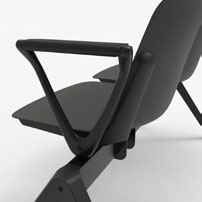 D&eacute;tail de l'accoudoir ferm&eacute; noir de la chaise Minho sur poutre