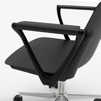 Détail de l'accoudoir noir de la chaise Minho Roller