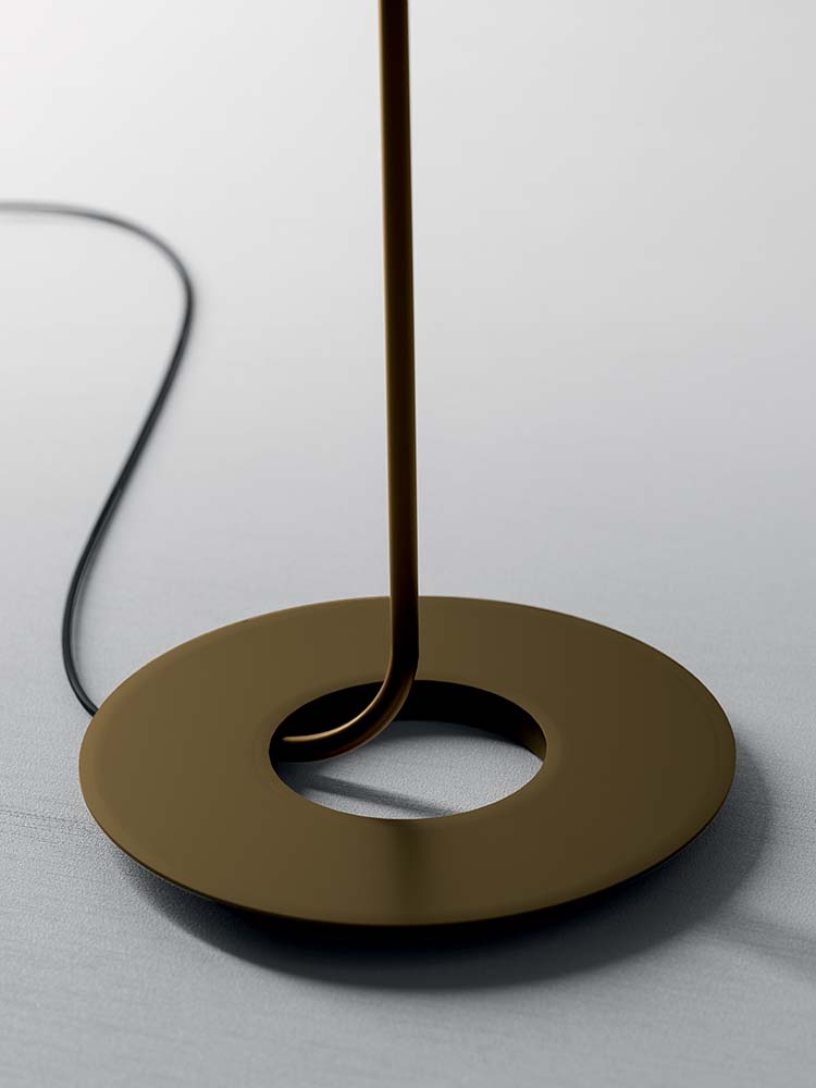 Détail du socle rond bronze de la lampe à poser Mistra