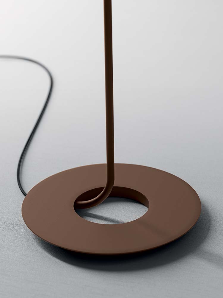 Détail du socle rond cuivre de la lampe à poser Mistra