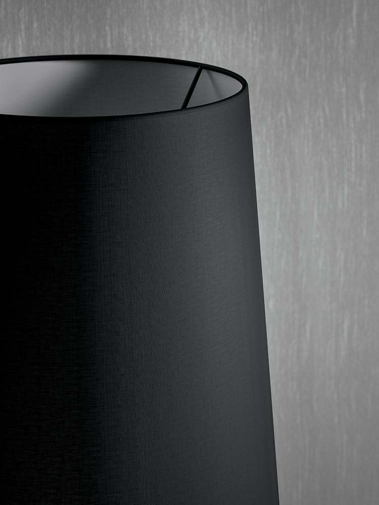 Détail de l'abat-jour noir de la lampe à poser Mistra