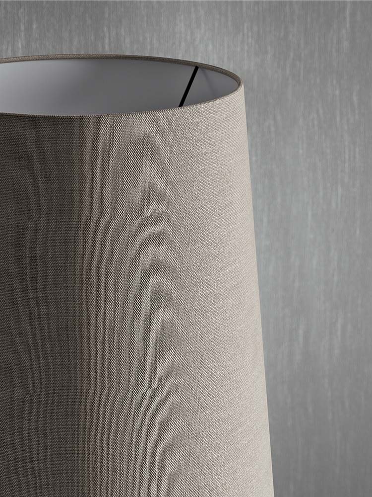 Détail de l'abat-jour en lin beige de la lampe à poser Mistra