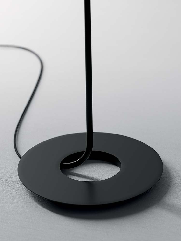 Détail du socle rond noir de la lampe à poser Mistra