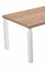 D&eacute;tail du pi&eacute;tement m&eacute;tal blanc du bureau Navia, plateau bois