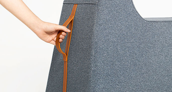 Détail de la poignée en cuir d'un pouf Vaccares en tissu bleu